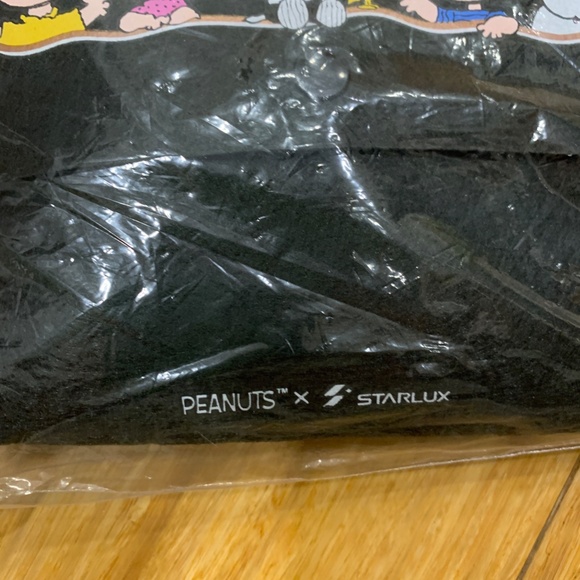 Starlux Peanuts Snoopy Amenity Kit - Picture 2 of 5